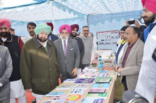 Capt. Amrinder Singh, Honble Chief Minister, Punjab interacting with Head, Department of Vety. Animal Husbandry & Extension (15.01.2019)